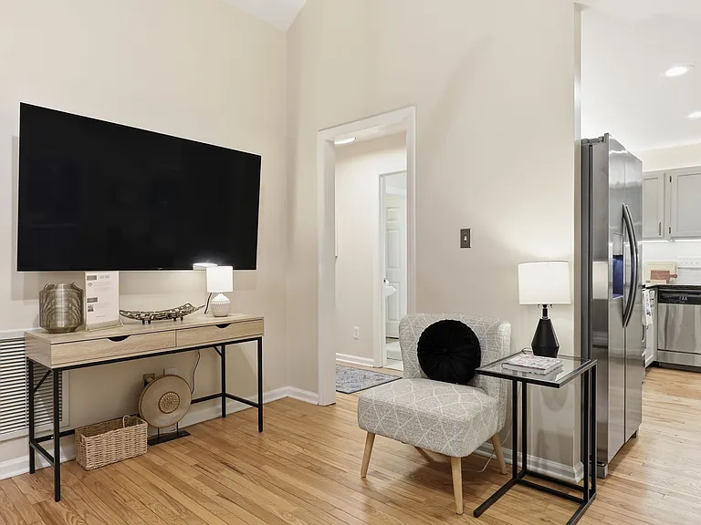 1502 Hollywood St — Photo 10