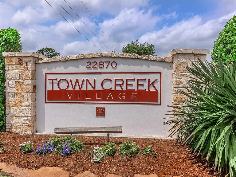 Town Creek Village Apartments — Photo 11