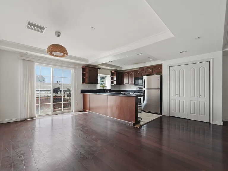 700 S Ardmore Ave #304 — Photo 6