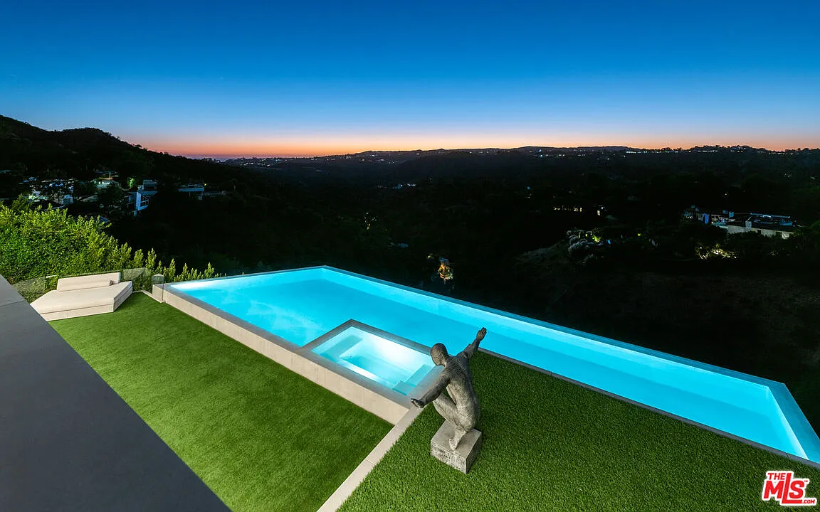 7 bed, 10.0 bath, 14000 sqft, $95,000 — Photo 2