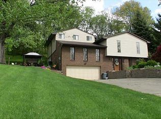 24 Hillcrest Dr, Cecil, PA 15321