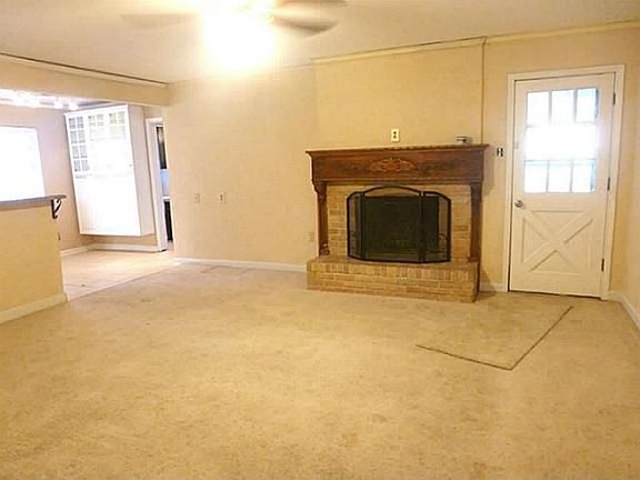 3rd image of 1621 Charlotte Dr