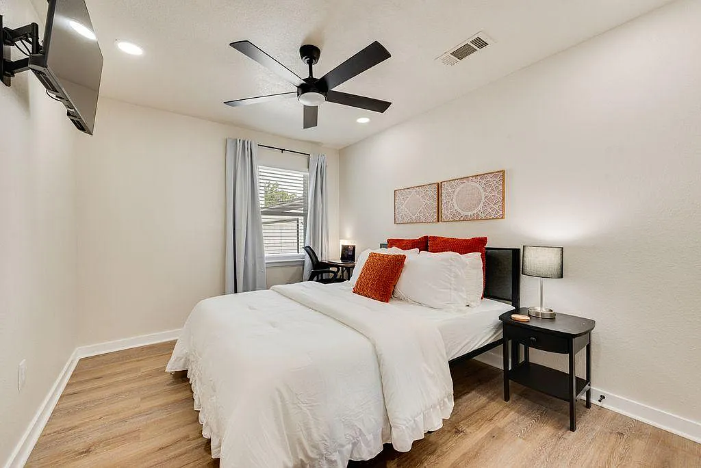 4 bed, 4.0 bath, 1600 sqft, $1,139 — Photo 1