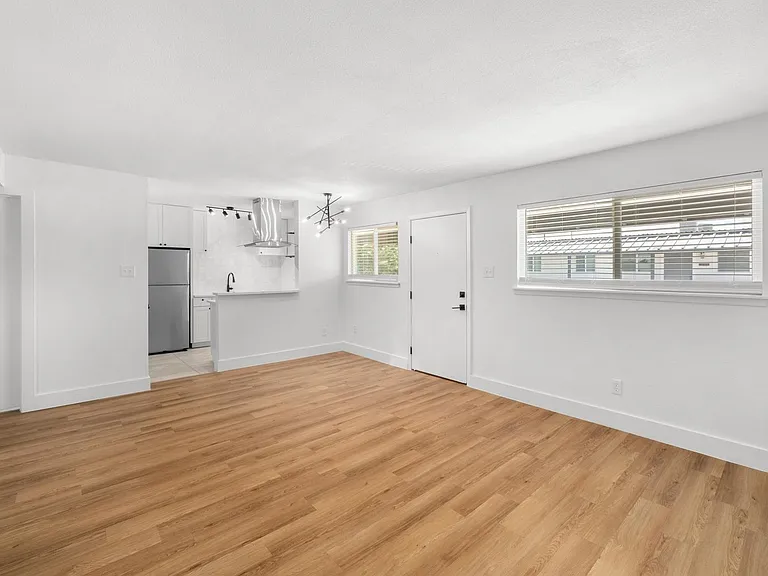 CrestHaus Apartments — Photo 5