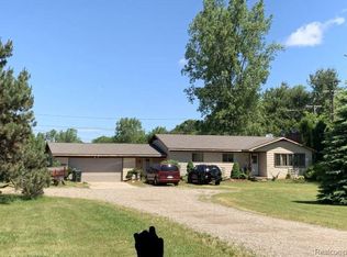 3630 Waldon Rd, Lake Orion, MI 48360