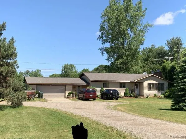 3630 Waldon Rd, Lake Orion, MI 48360