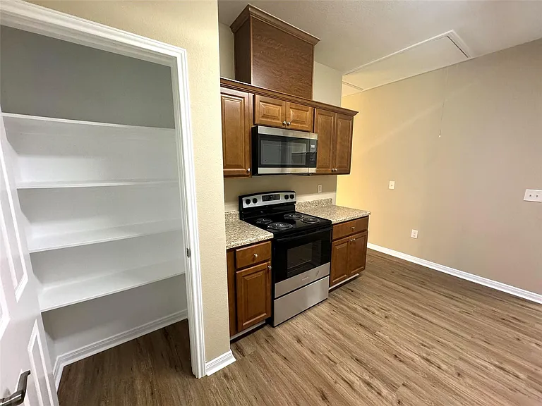 465 Lexington — Photo 13