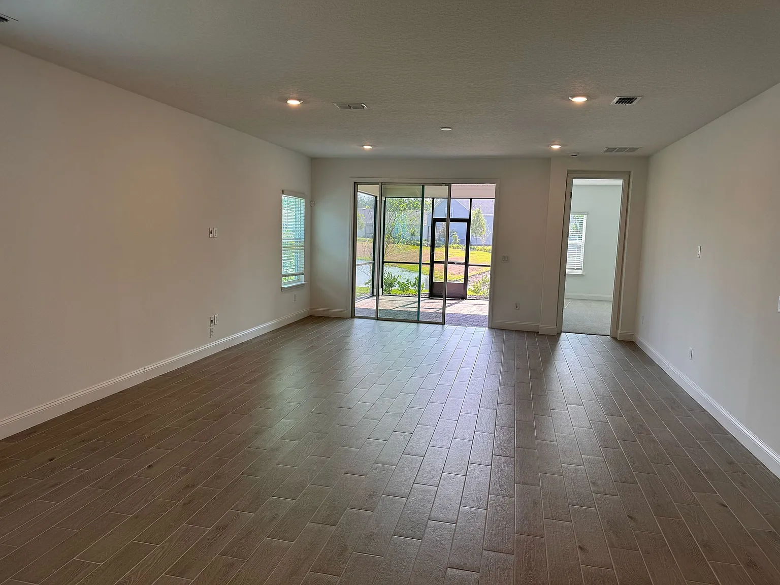 4 bed, 2.5 bath, 2295 sqft, $2,995 — Photo 4