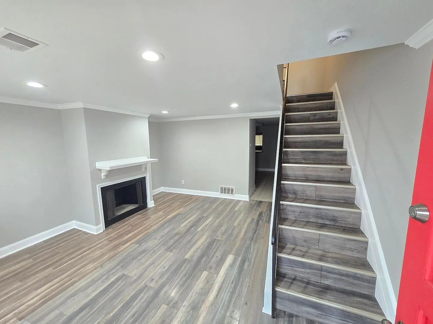 Charming 3 Bedroom Home in the Lakeland Neighborhood — Photo 2