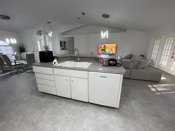 4th image of 100 Oak Knolls Cir