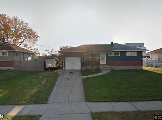 922 N Broome Ave, Lindenhurst, NY 11757