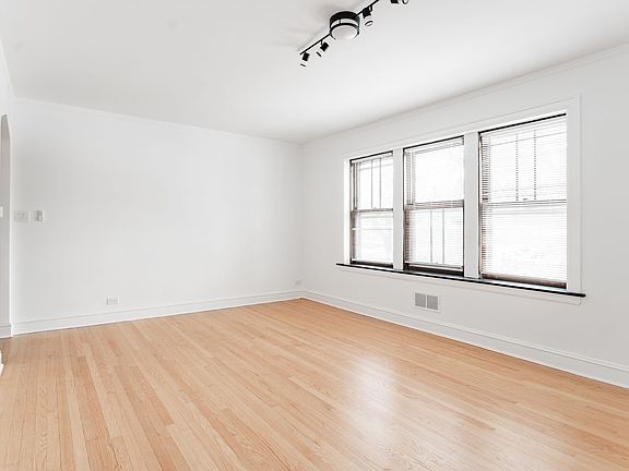 4th image of 5805 N Richmond St #2