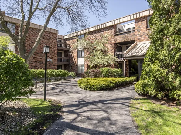 2200 West Good Hope ROAD #213, Glendale, WI 53209