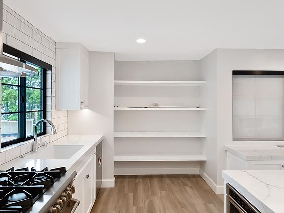 5th image of 1589 Redlands Pl #B