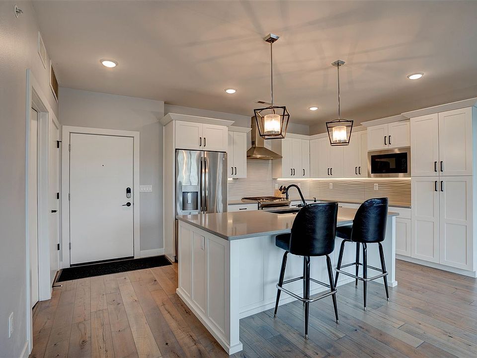 1st image of 211 E 9th St #405