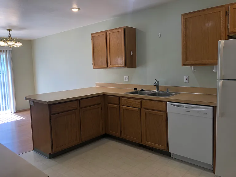 247 NW Clay Ct — Photo 2