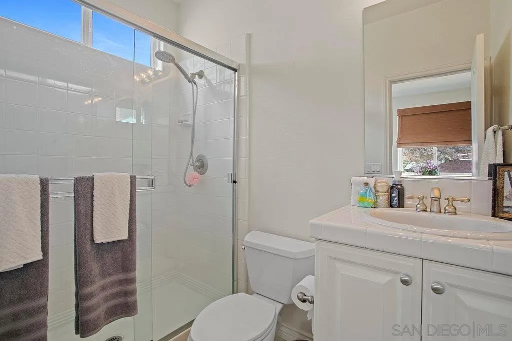 5 bed, 4160 sqft, $8,500 — Photo 4
