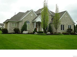 7189 Creekbend Dr, North Tonawanda, NY 14120