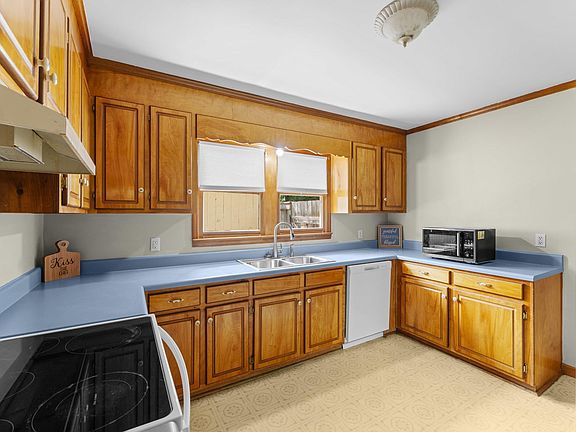 4th image of 210 Edgewood Ave