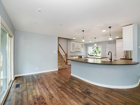 5th image of 806 W Country Dr