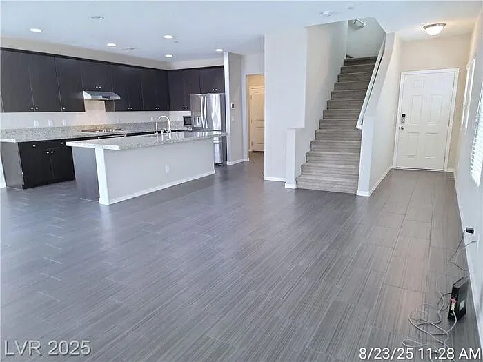 3 bed, 3.0 bath, 1906 sqft, $2,238 — Photo 2