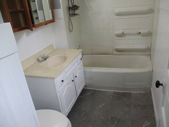 5th image of 512 Fairholm Ave