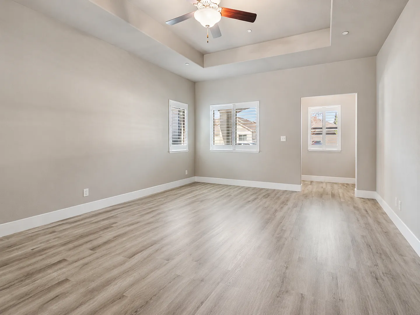Beautiful 3-Bedroom Home with Modern Finishes & Low-Maintenance Backyard — Photo 4