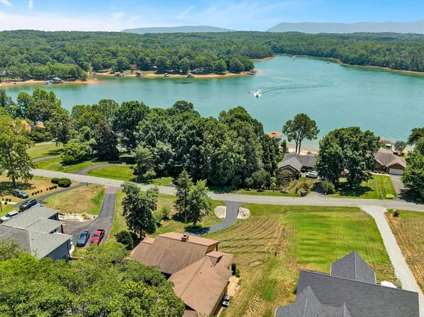 209 Park Shores Cir, Moneta, VA 24121