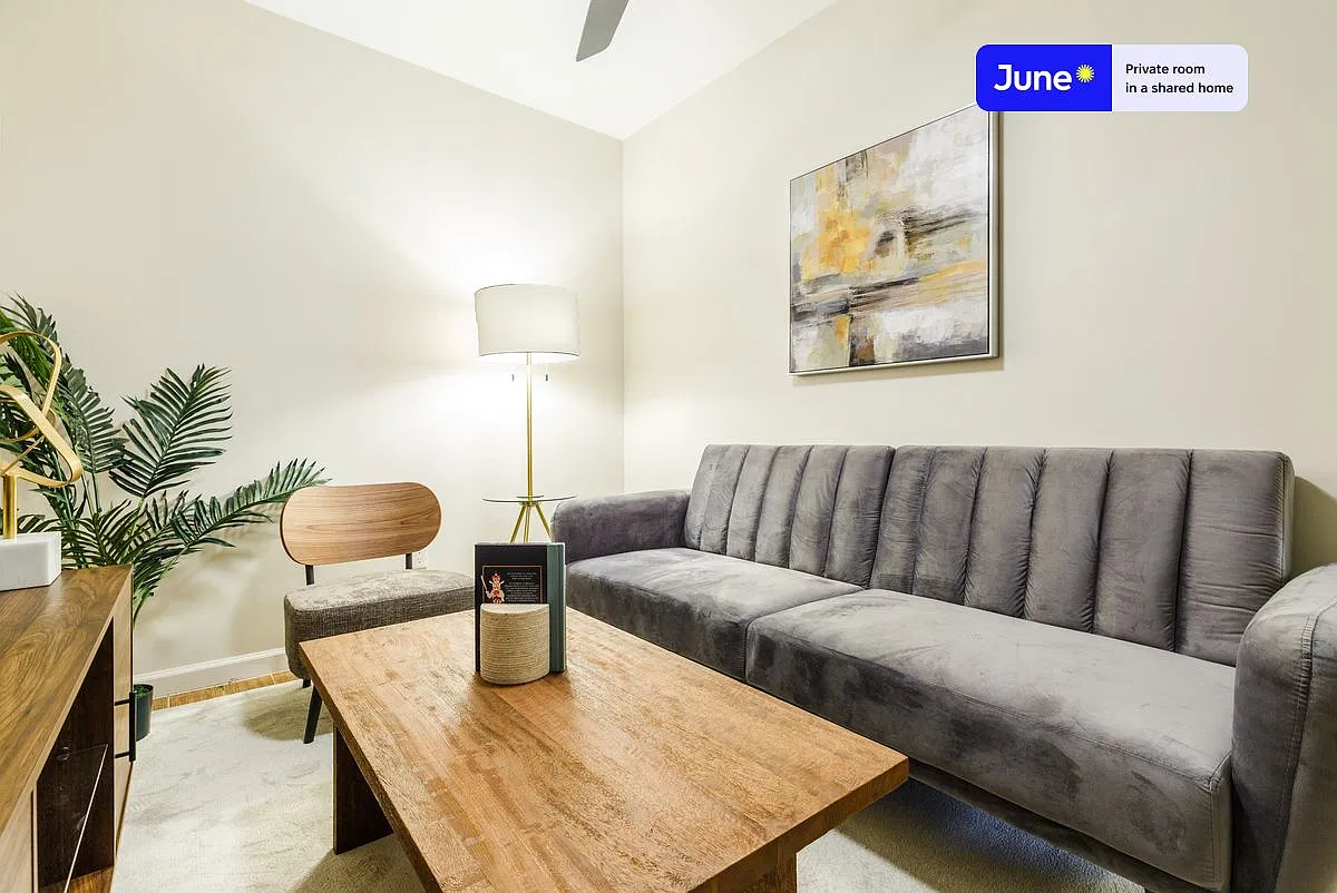 Full bedroom in 3 bed/1 bath home in Chinatown #262 C — Photo 4