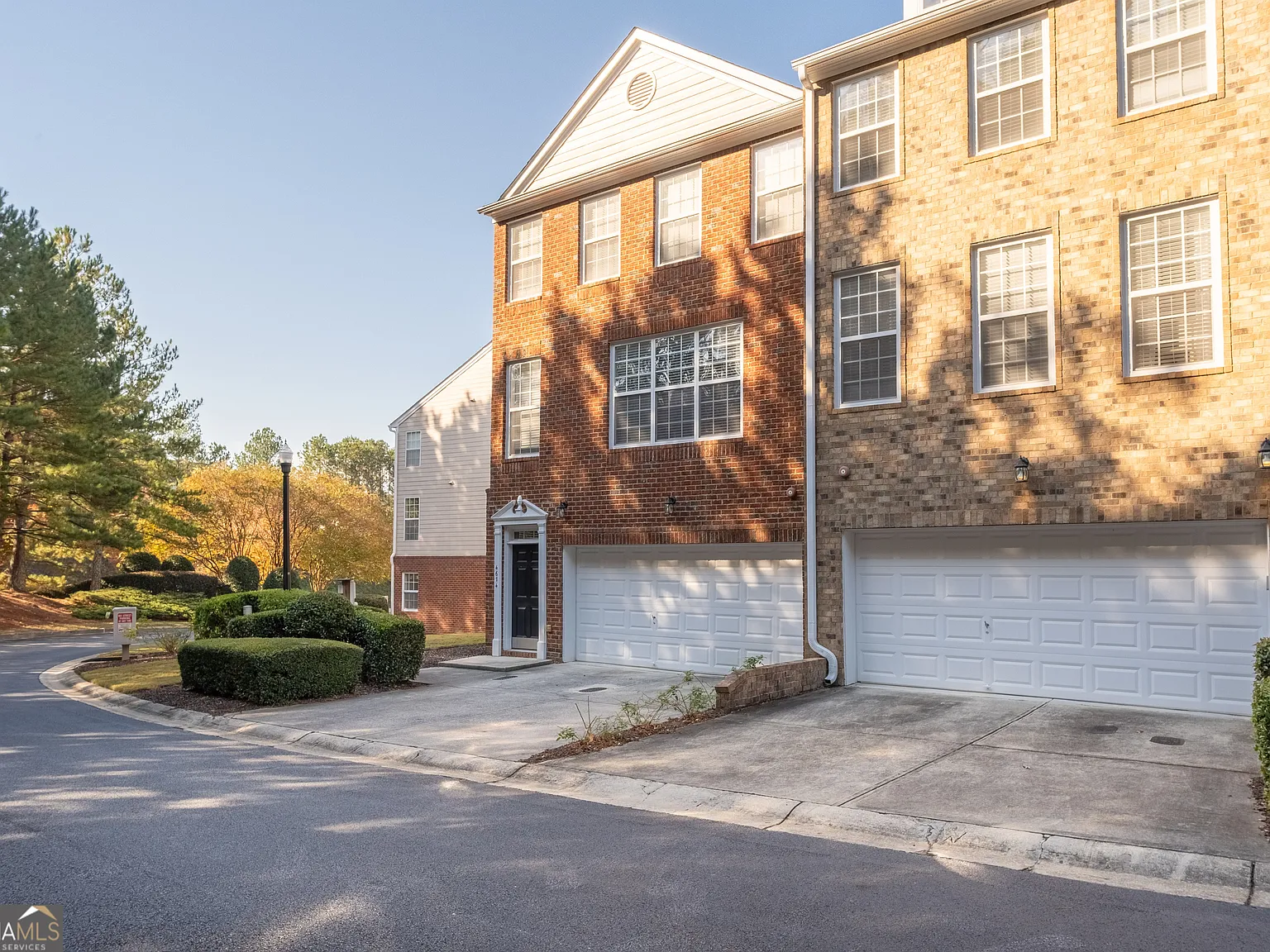 3 bed, 3.5 bath, 2542 sqft, $2,850 — Photo 2