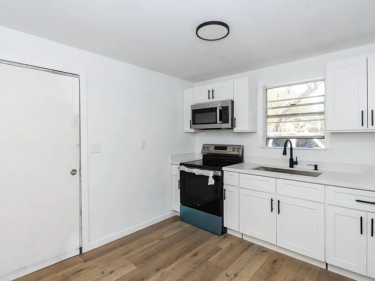 211 W South St — Photo 17