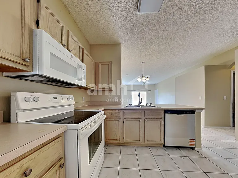 451 Sand Ridge Dr — Photo 3