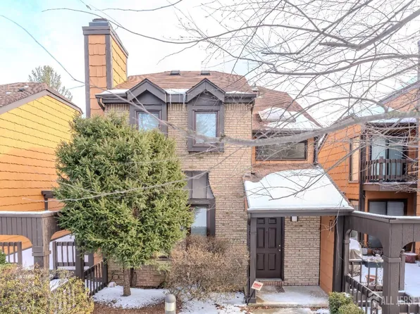 4 Riverbend Dr, North Brunswick, NJ 08902