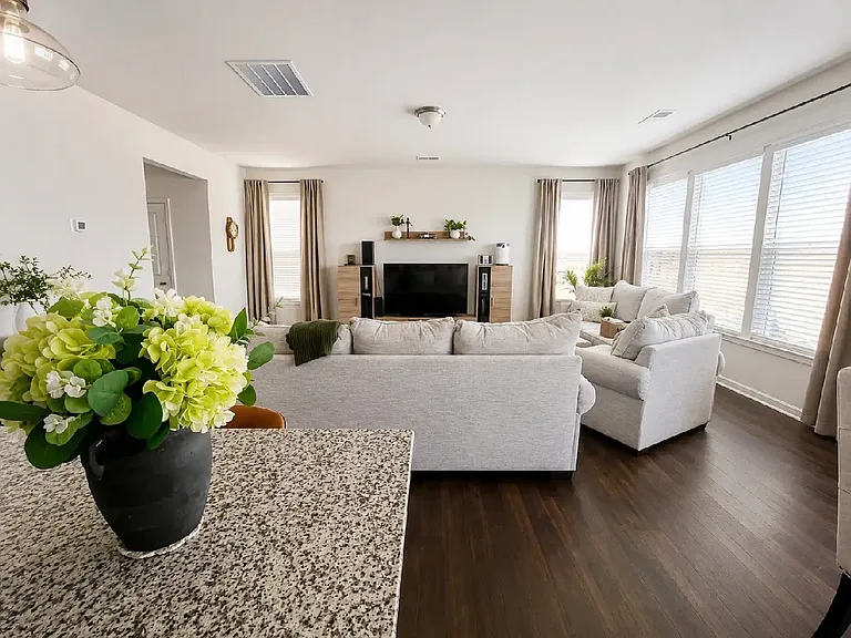 1136 Crescent Moon Loop — Photo 10