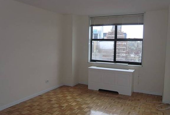 4th image of 330 E 39th St Ph P