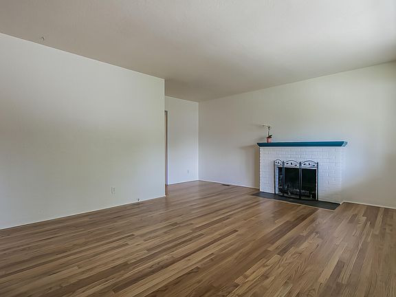 4th image of 1526 Solano Dr NE