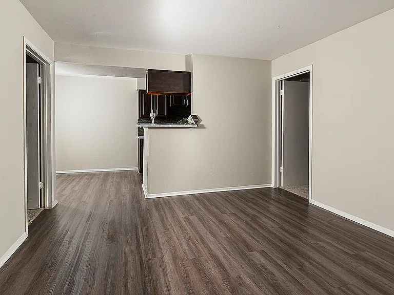 Cricket Hollow Apartments — Photo 21