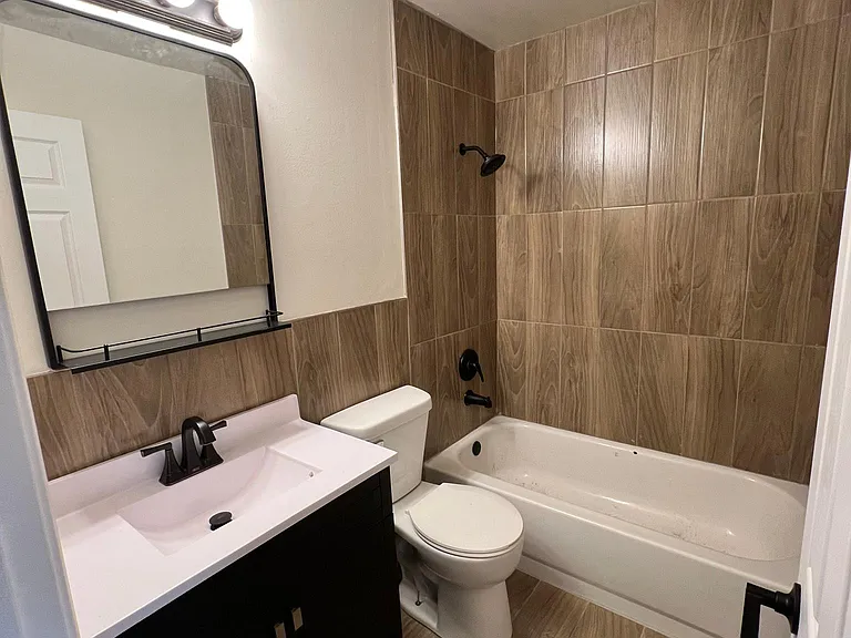 210 E Court Of Shorewood #6 — Photo 9