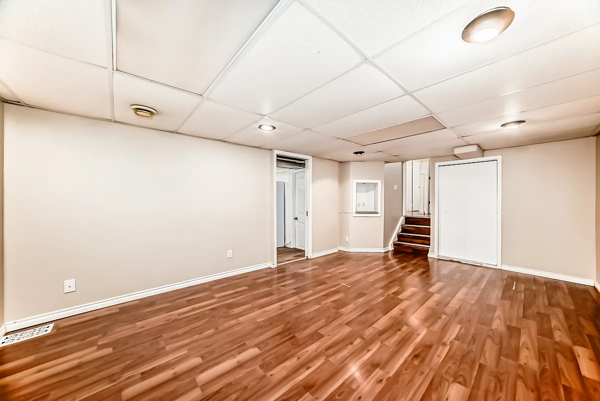 Building Photo - 327 Dalhousie Dr #2
