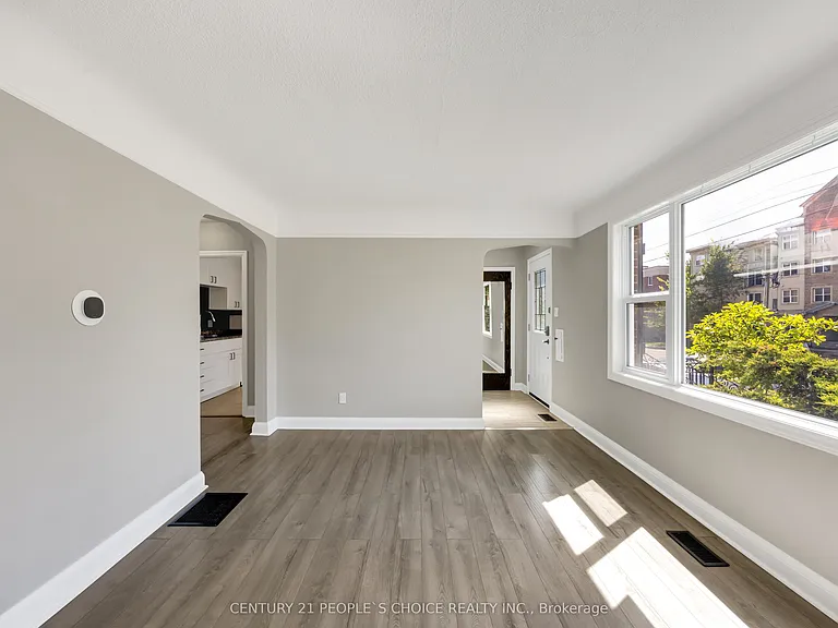 50 Columbia St W — Photo 10
