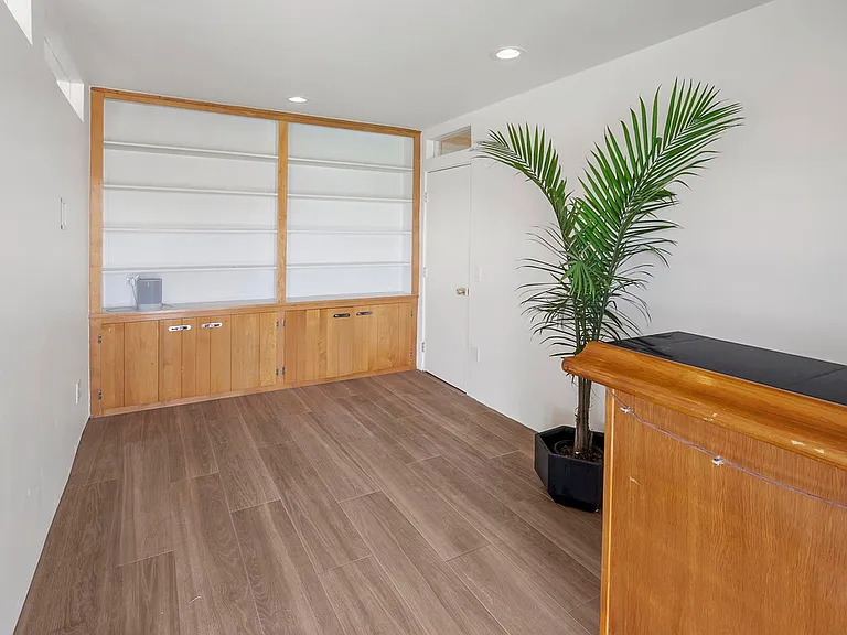 can be arranged as a bedroom with a queen bed included
