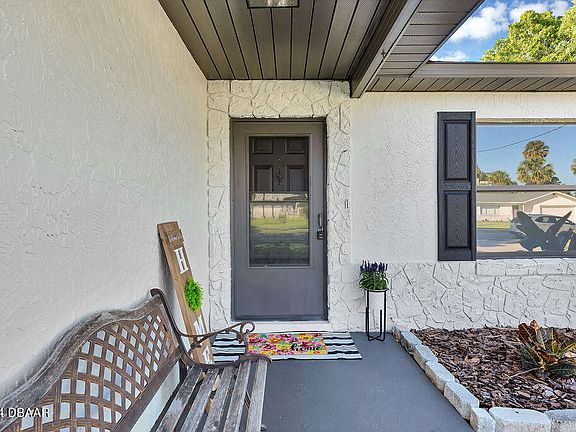 2nd image of 33 Laurel Oaks Cir