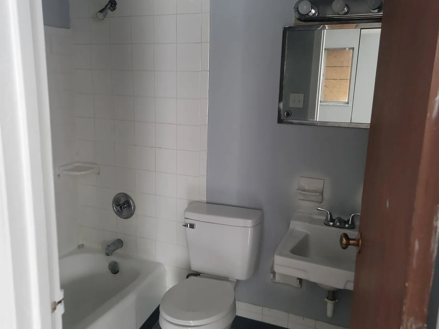604 West Grand Avenue — Photo 4