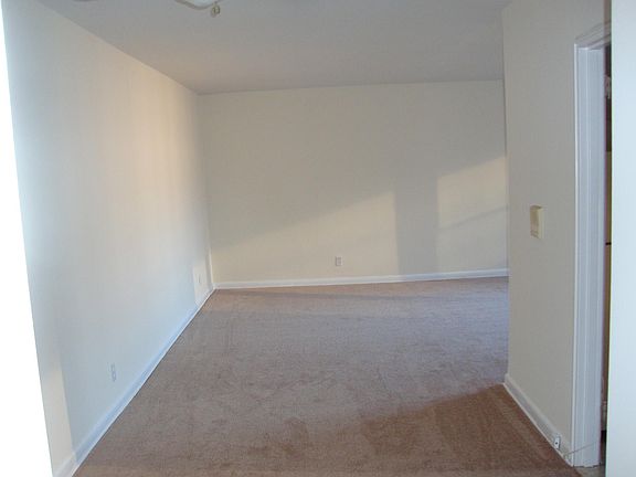 3rd image of 2 Sadore Ln