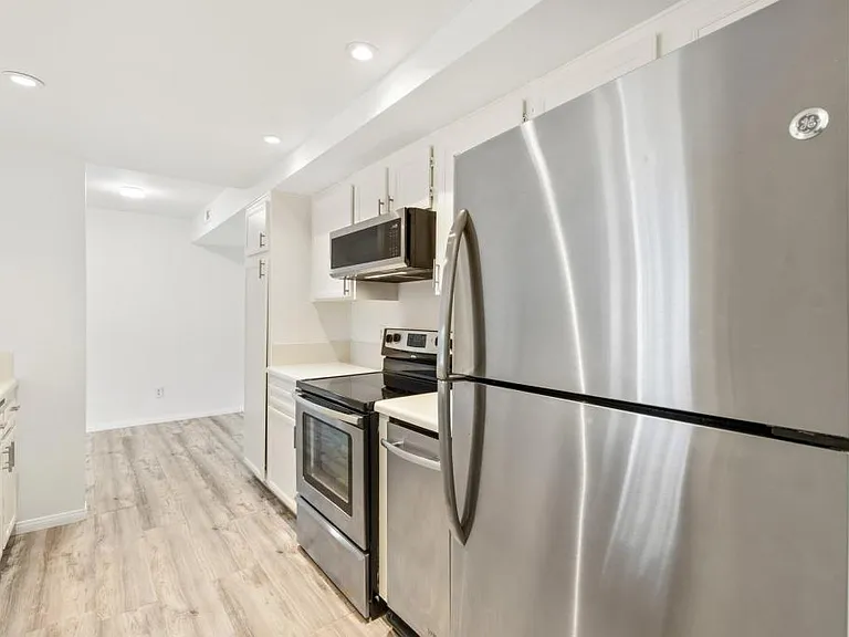 1040 E Washington Ave — Photo 9