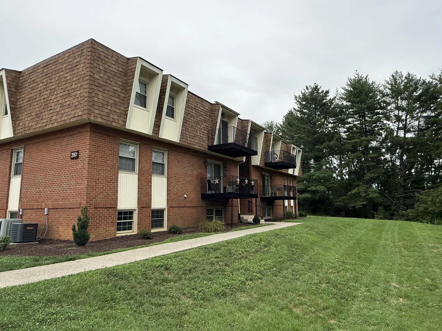 2 bed, 1.0 bath, 925 sqft, $1,095 — Photo 1