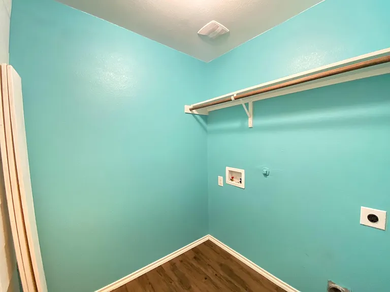2105 Meadow Park Dr — Photo 9