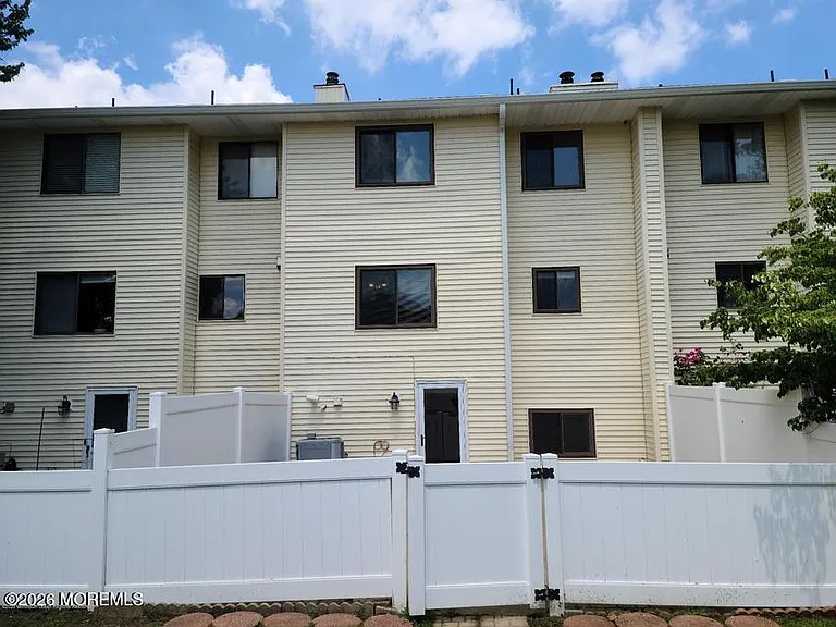 215 Clubhouse Dr — Photo 21