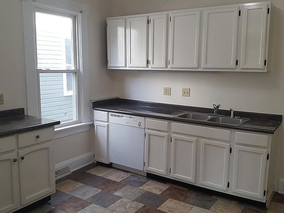 3rd image of 885 Bruck St