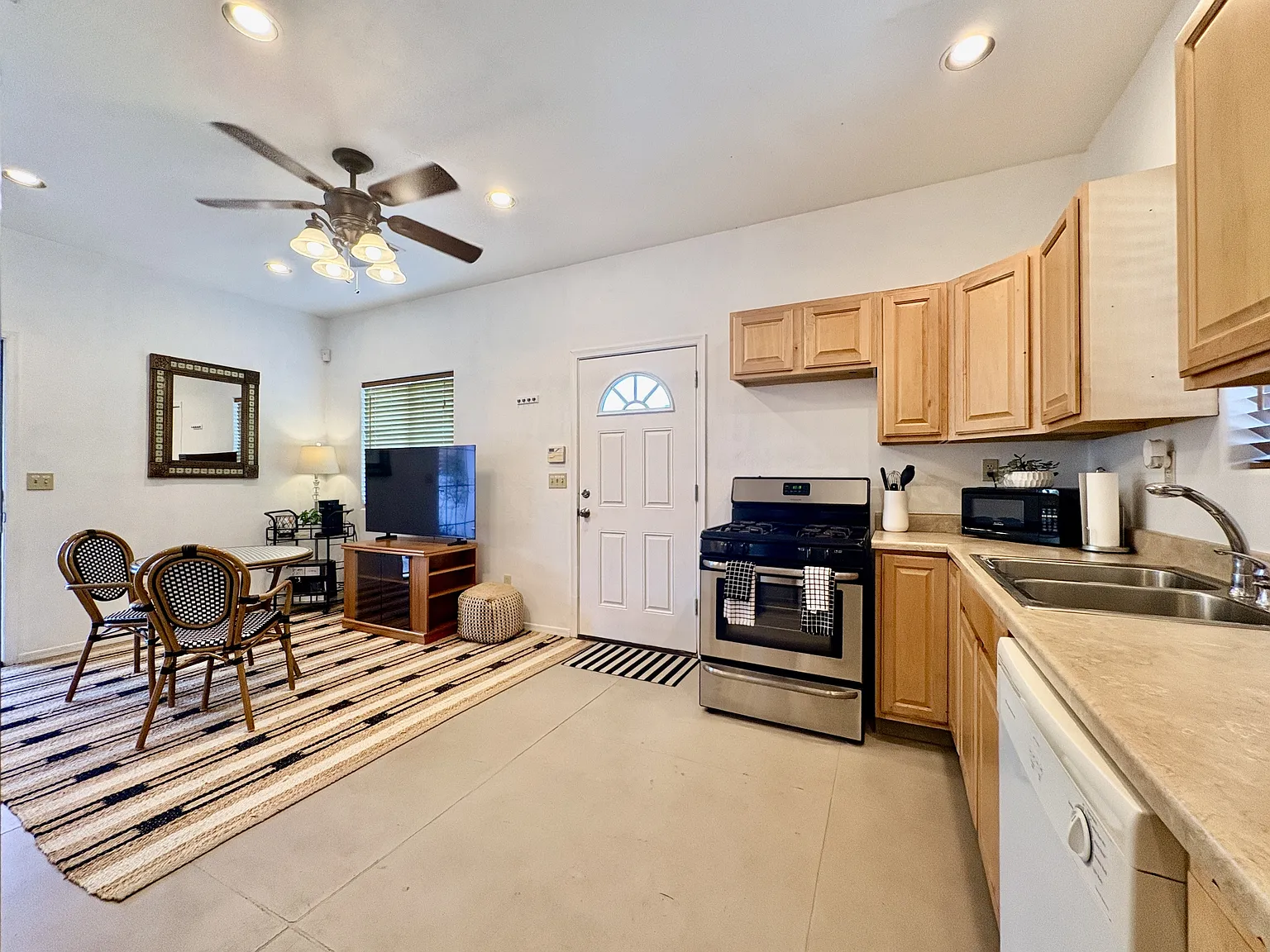 1718 East Grant Road - 2 — Photo 3